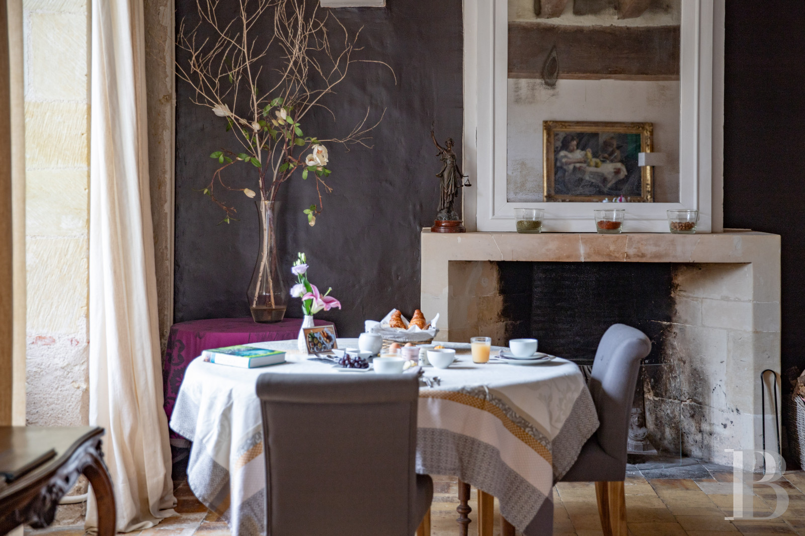 En Indre-et-Loire, sur les hauteurs d’un village, près d’Amboise, un château et son hameau en bordure de forêt - photo  n°48